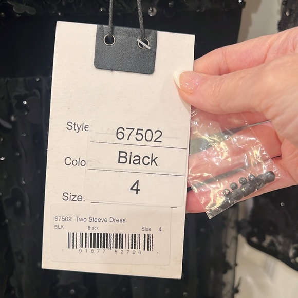 NWT Mac Duggal 67502 Floral Appliqué V-Neck Evening Gown Size 4 Black $798 - Picture 10 of 16